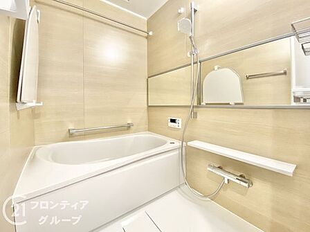 心地よいバスタイムを楽しめる、広々としたバスルームです。快適な空間で、日々の疲れを癒す贅沢な時間を提供します。