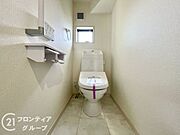 便器にふちがなく、汚れが隠れて見えない部分が極端に少なくなっており、お手入れも楽々！スピーディでパワフルな洗浄力を実現しています！