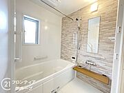 ゆったりと脚を延ばして、1日の疲れを癒せます。窓があるのでこまめに湿気を換気ができます。