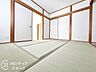 子供部屋：畳の香りが漂う和室で、心安らぐひとときをお過ごしください。伝統的な和室でリラックスタイムを。