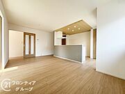 フローリングにはキズの付きにくい特殊塗装を採用し、内装やドアの仕上げは、堂々とした木目で、木の温もりを感じながらお過ごしいただけますね。