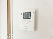 女性やお子様にも安心のTVモニター付きインターホン！一目で来客を確認できるので、特に小さなお子様をお持ちのご家庭でも安心してお住まい頂ける設備です。