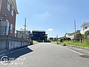 前面道路は閑静な住宅地をはしる車通りの少ない道路。お車の出し入れが苦手なママや小さなお子様にも安心ですね。しっかり舗装もされているので、ベビーカーや自転車で通っても快適に通行できます。