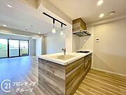 キッチンから部屋中が見守れるので、小さなお子様がいるご家庭でも安心です。シンプル×ナチュラルな温かい空間は、どんなスタイルの家具も合わせやすいお部屋です。