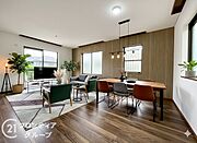 【家具入りイメージ画像】リビングは、落ち着いた色合いのフローリングが特徴です。家族の時間を大切にする理想的な空間です。