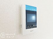 ハンズフリー機能を備えたカラーモニターインターホンを採用！お料理中などで手が塞がっていても便利に応答可能です！夜間の映像確認機能もついていて、安心ですね！