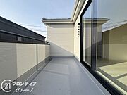 日当たりの良いバルコニーは、お洗濯が多いときも安心！たくさん干してもカラっと乾きそうです！