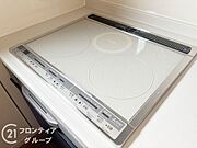 フラットな表面で掃除がしやすく、汚れが付きにくいIHコンロはキッチンを清潔に保てます。