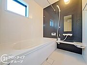 浴槽は環境にやさしい節水タイプを採用。浴槽内ステップで半身浴や親子入浴も楽しめるので、毎日のバスタイムをエコで素敵に演出してくれる小窓付きの浴室です