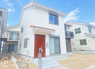 外観:シンプルで洗練された外観が、住む人のセンスを引き立て、日々の生活に彩りを添える新築戸建てです 外観:シンプルで洗練された外観が、住む人のセンスを引き立て、日々の生活に彩りを添える新築戸建てです