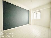 広々とした寝室で、心地よい眠りをお楽しみいただける空間が広がります。落ち着いた雰囲気の中で、リラックスしたひとときを過ごせる贅沢な空間です