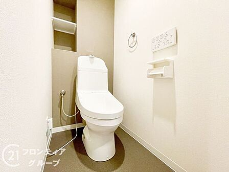 念願のマイホーム購入をお手伝いいたします温水洗浄付きのトイレは、清潔で快適な使用感を提供し、毎日の生活をより便利で心地よくします。リラックスできる空間を作り出します