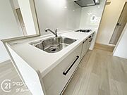 使い勝手の良いシステムキッチンは、調理スペースが広く、料理の効率がアップします。快適なキッチンライフを提供します。