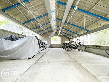 屋根付きの駐輪場は、雨風から自転車を守り、安心して利用できる便利で快適な設備です!