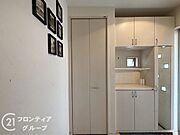 工夫が詰まったスペースで、収納上手になれる設計です。限られたスペースを有効活用できるように設計されており、日常の物を効率よく収納できます