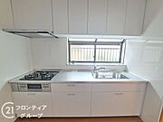 収納力ある吊戸棚付きのシステムキッチンです。ご家族の顔を見ながら料理を楽しんで頂けますね