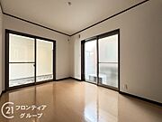 広々としたスペースの子ども部屋は、遊びや勉強に最適で、快適な居住空間を提供します。