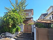 緑豊かな環境に囲まれた外観は、自然との調和を感じさせる心地よい空間です。リラックスできる住環境です。