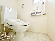 便器にふちがなく、汚れが隠れて見えない部分が極端に少なくなっており、お手入れも楽々！スピーディでパワフルな洗浄力を実現しています！