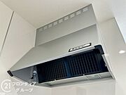 カンタンなお手入れでキッチンの壁を清潔に保持可能です。汚れもにおいも染み込まない鏡面仕上げで頑固な汚れもサッとひと拭きです。