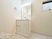 曇り止めヒーター付きのミラーキャビネットを採用しております。ミラーの内側がすべて収納スペースになっているので、スタイリング剤や歯ブラシなどの収納に便利ですね。
