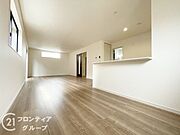 LDKには大きな窓からたくさんの光が入り、明るく、開放的な空間を演出してくれます。お友達が遊びに来た時も自慢のリビングになりますね！