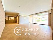 明るい照明と洗練されたデザインが、上質な雰囲気を演出します。機能的なロビーで、住む人が快適に過ごせるよう配慮されています