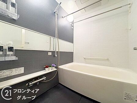モダンなデザインの浴室は、機能性と美しさを兼ね備えています。毎日の入浴が楽しみになる空間です。