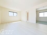 LDKには大きな窓からたくさんの光が入り、明るく、開放的な空間を演出してくれます。お友達が遊びに来た時も自慢のリビングになりますね！