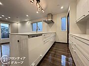 明るい色調のカウンターキッチンは、清潔感があり、毎日の料理が楽しくなる空間です。背面に食器棚があり収納力もありますね！