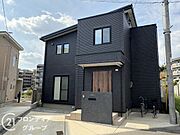しっかりとした造りの外観は、安心感を与える堅牢なデザインです。長く住み続けられる住まいです。