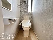 温水洗浄付きのトイレは、清潔で快適な使用感を提供し、毎日の生活をより便利で心地よくします
