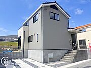 シンプルで洗練された外観が、住む人のセンスを引き立て、日々の生活に彩りを添える新築戸建てです