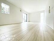 シンプルで美しいデザインのリビングは、お好みのインテリアにコーディネイトしやすく、家族がやすらぐ癒しの空間が作れますね。