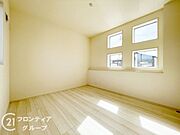 子ども部屋や寝室に用途多彩な明るい洋室