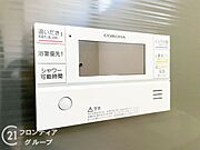 シンプルで直感的に操作できる給湯器のリモコンパネル。視認性の高いディスプレイと、押しやすいボタン配置が特徴です。