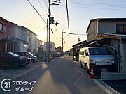 幅広い道路が確保されており、車の出入りがスムーズに行えます。周辺環境も整備されており、快適な生活をサポートします。