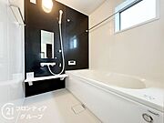浴槽は環境にやさしい節水タイプを採用。浴槽内ステップで半身浴や親子入浴も楽しめるので、毎日のバスタイムをエコで素敵に演出してくれる小窓付きの浴室です