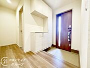 玄関は防犯性の優れたダブルロックドアです！