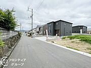 幅広い道路が確保されており、車の出入りがスムーズに行えます。周辺環境も整備されており、快適な生活をサポートします。