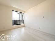 ＼同仕様写真／室内はシンプルな仕様となっており、それぞれの好みに合わせたインテリアで、趣味に合わせてレイアウトしやすくなっております。