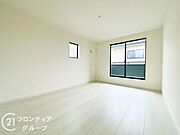 寝室や子供部屋など用途多彩な明るい洋室！