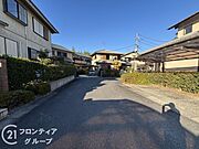 前面道路は閑静な住宅地をはしる車通りの少ない道路。お車の出し入れが苦手なママや小さなお子様にも安心ですね。しっかり舗装もされているので、ベビーカーや自転車で通っても快適に通行できます。