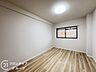 子供部屋：明るく広々とした子ども部屋は、遊び心をくすぐる空間です。お子様の成長を見守るのにぴったりの環境です