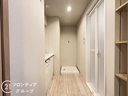 清潔で広々とした洗面所は、収納力も豊富で、快適な毎日をサポートし、朝の準備をスムーズにします！