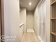 清潔で広々とした洗面所は、収納力も豊富で、快適な毎日をサポートし、朝の準備をスムーズにします！