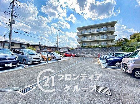 敷地内に駐車場がございます！現在の空き状況につきましては当店にお問合せください。お調べいたします