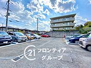 敷地内に駐車場がございます！現在の空き状況につきましては当店にお問合せください。お調べいたします