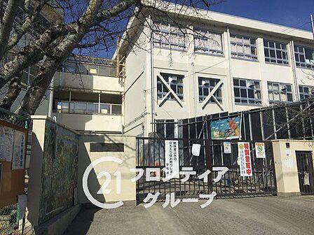 奈良市立あやめ池小学校 徒歩11分。 880m