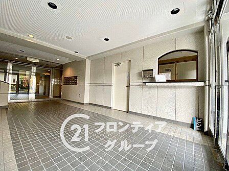 必要最低限の設備が整ったロビーで、実用性を重視した空間です。管理人室もこちらにございます